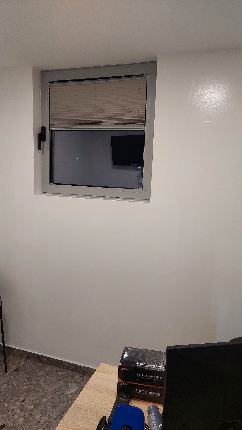 Aluminijumski venecijaneri bež boje na nagibnom prozoru