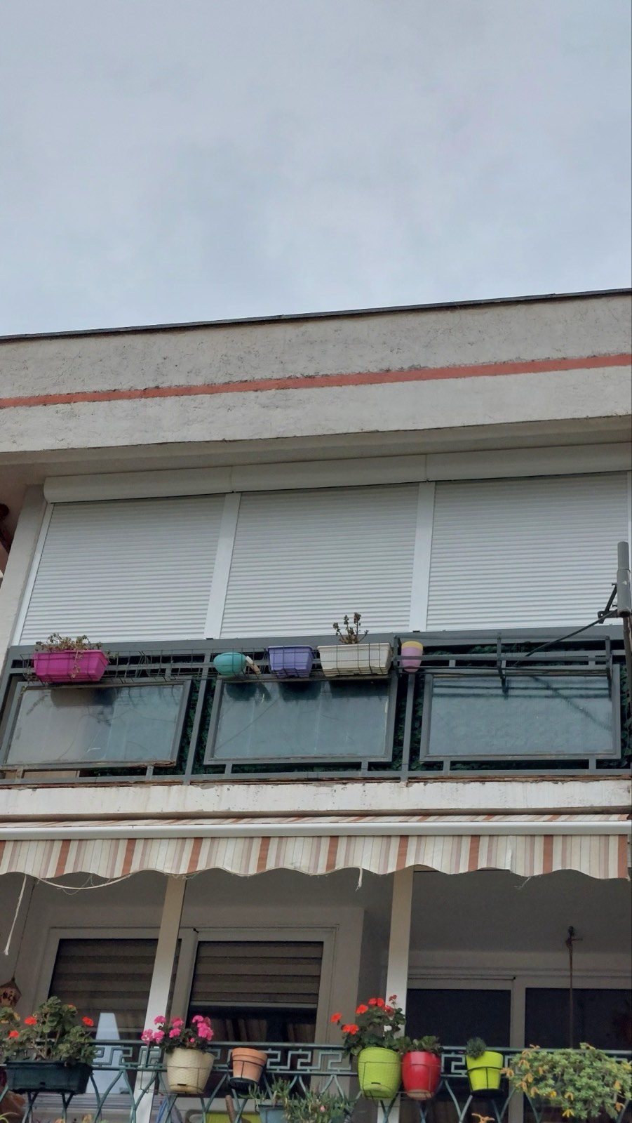 Bijele aluminijumske roletne na fasadi stambene zgrade