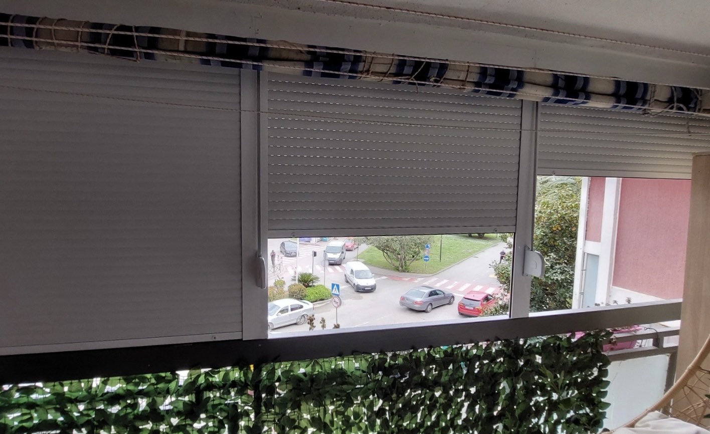 Bijele aluminijumske roletne na balkonskim otvorima, pogled na grad