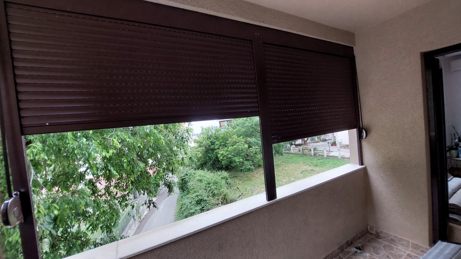 Aluminijumske roletne smeđe boje na balkonskom prozoru