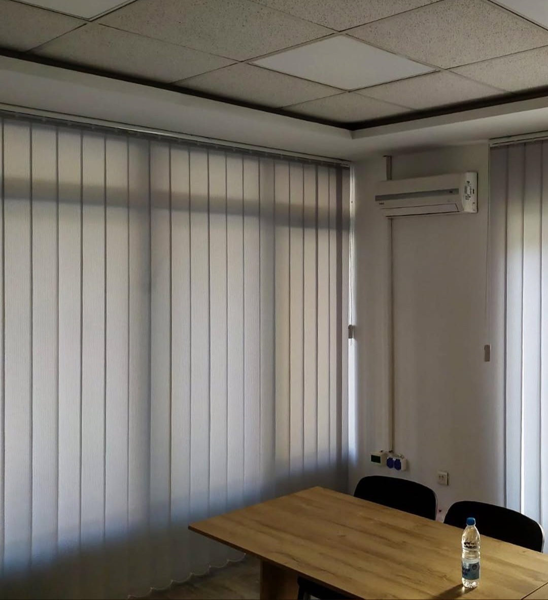 Dikey zavjese sive tkanine u konferencijskoj sali