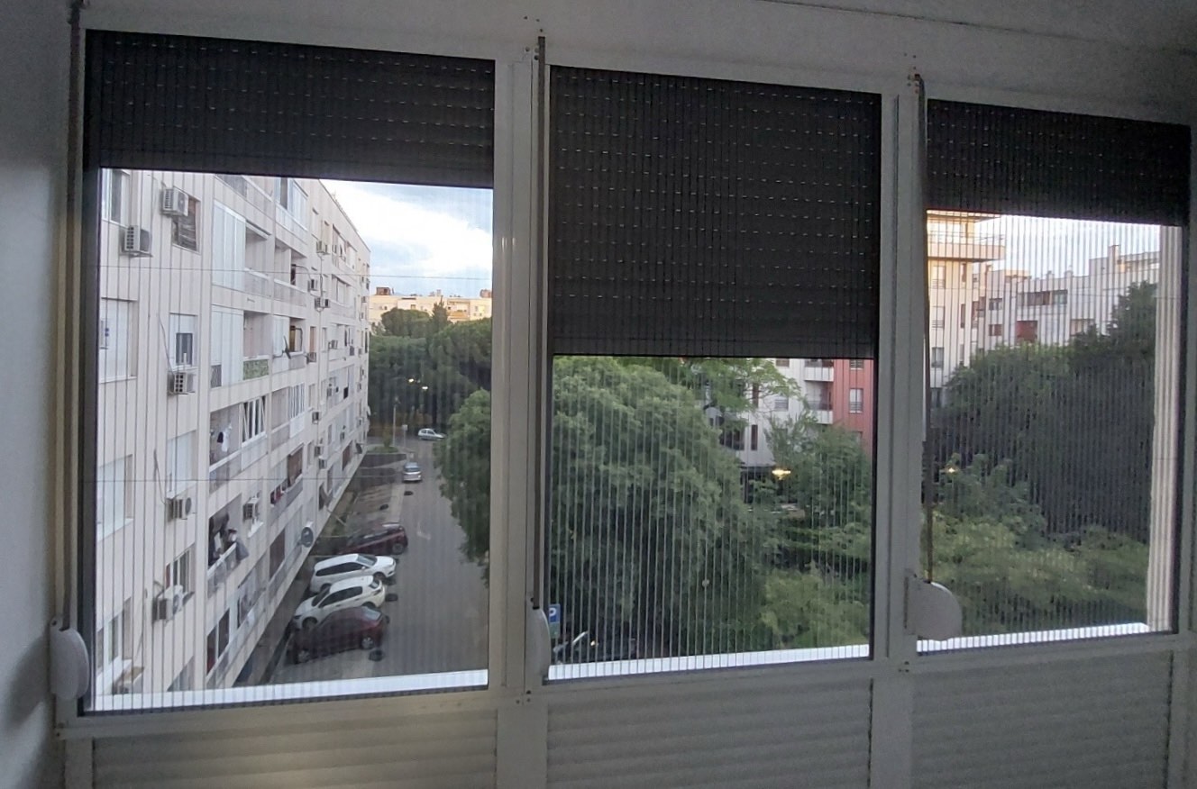 Plise komarnici na tri prozora balkona, antracit mreža, pogled na grad