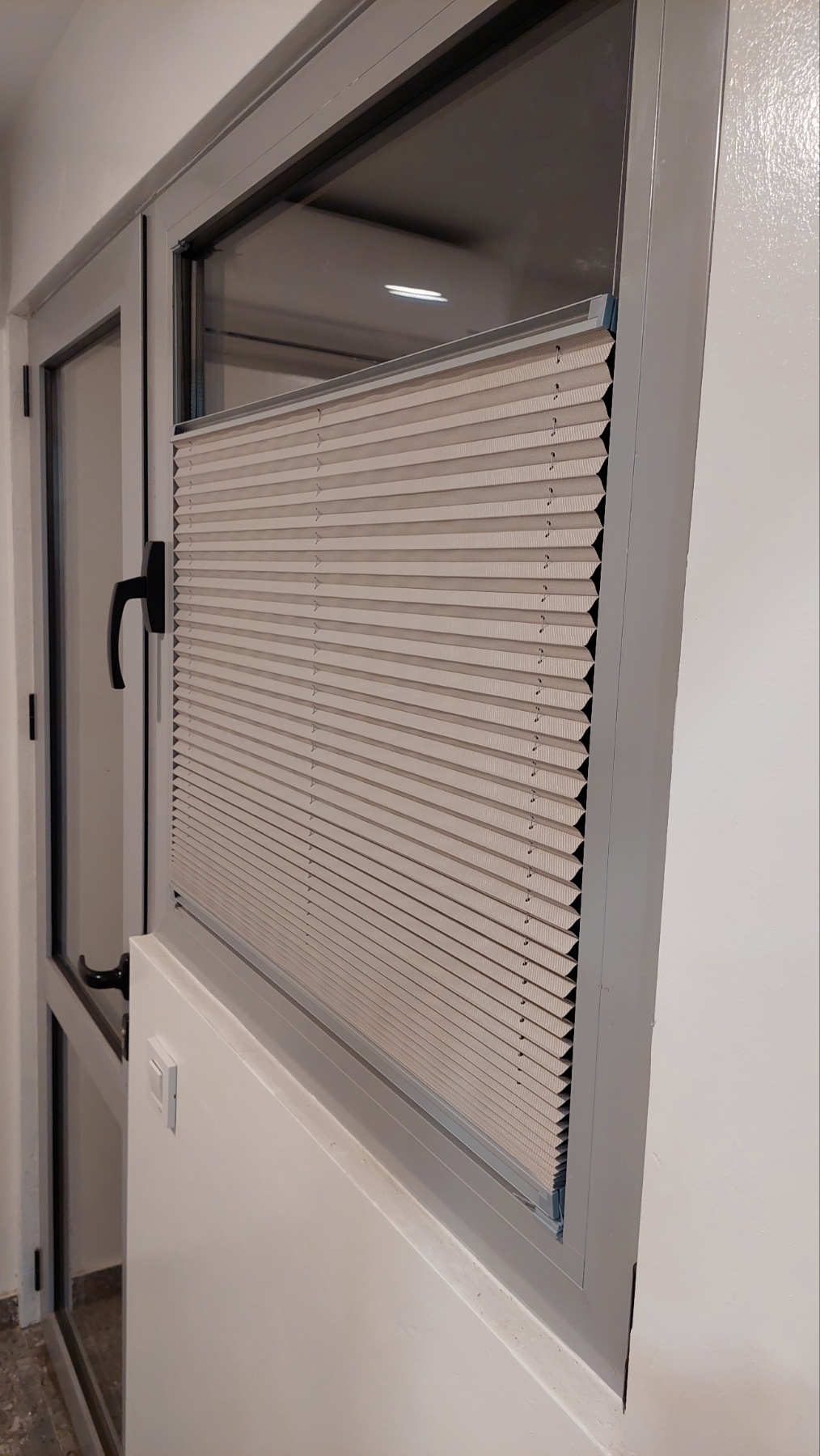 Plišo komarnik bež boje na aluminijumskim ulaznim vratima