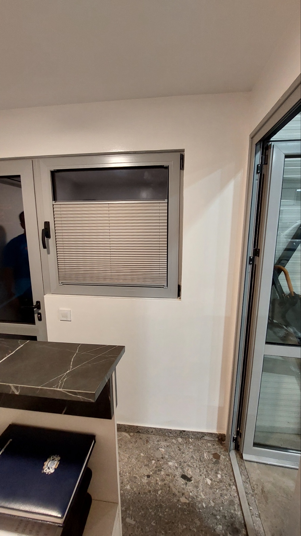 Plišo komarnik bež boje na aluminijumskom prozoru u prostoriji