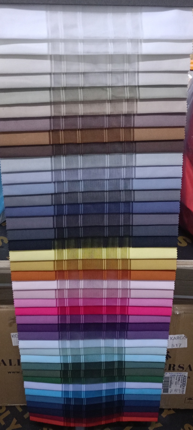 Katalog trakastih zavjesa s uzorcima tkanina u raznim bojama
